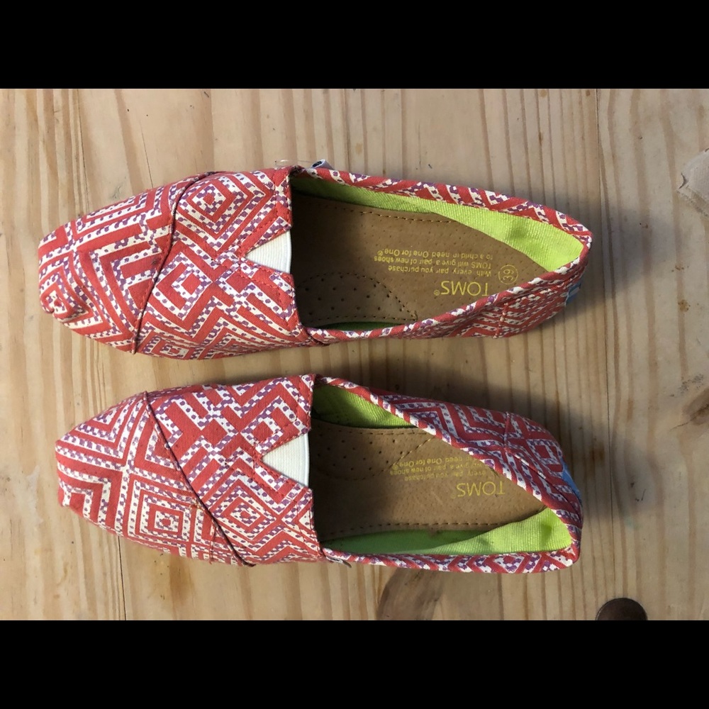 TOMS size 8